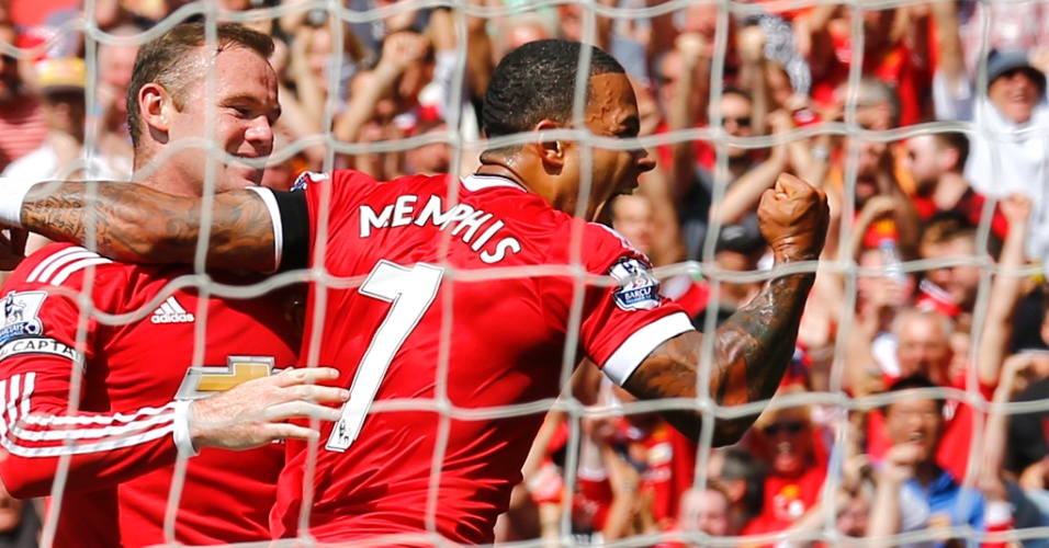 Wayne Rooney e Memphis Depay comemoram o gol que colocou o Manchester United em vantagem