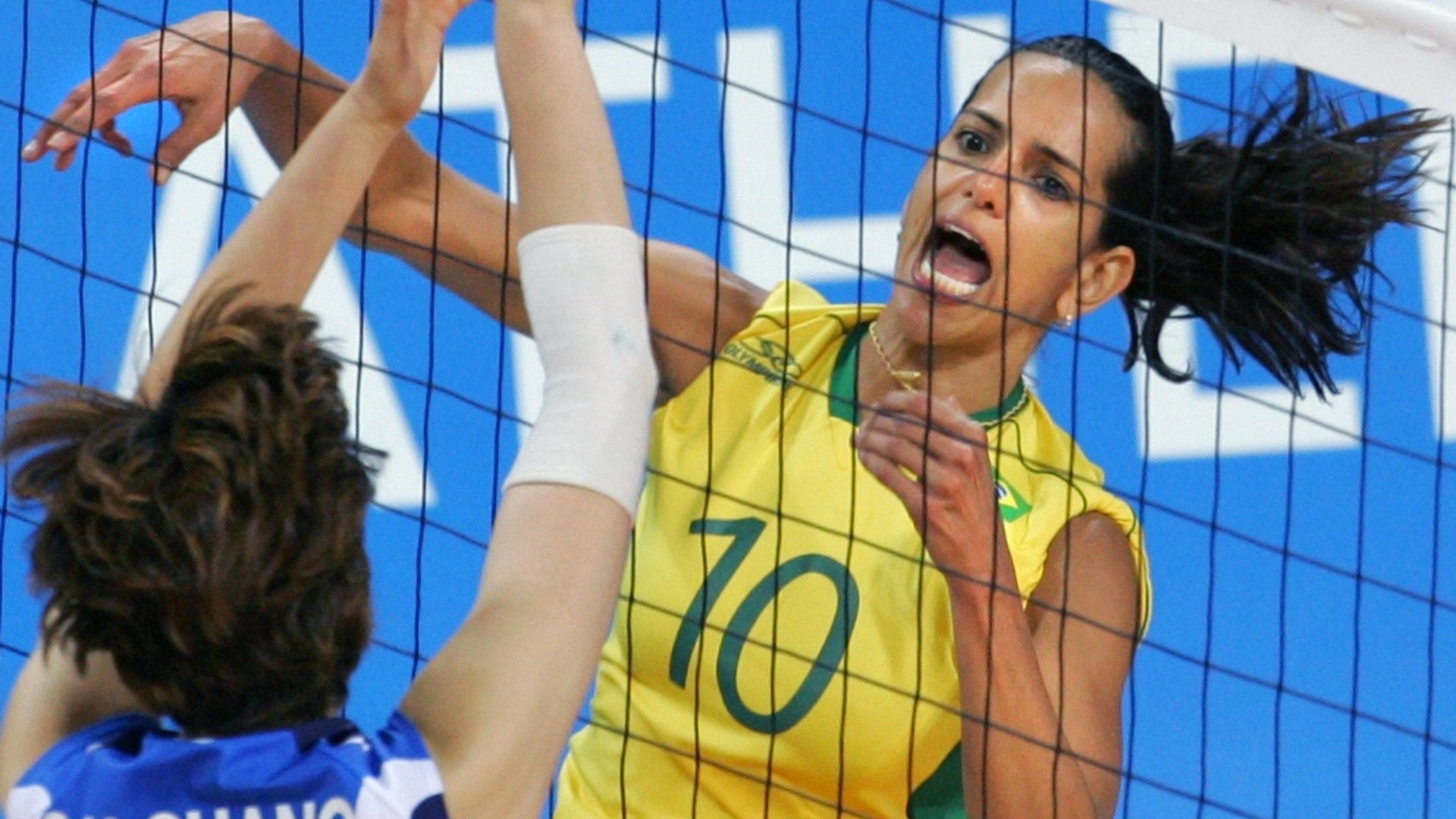 Virna em ação pela seleção brasileira na Olimpíada de Atenas, em 2004 