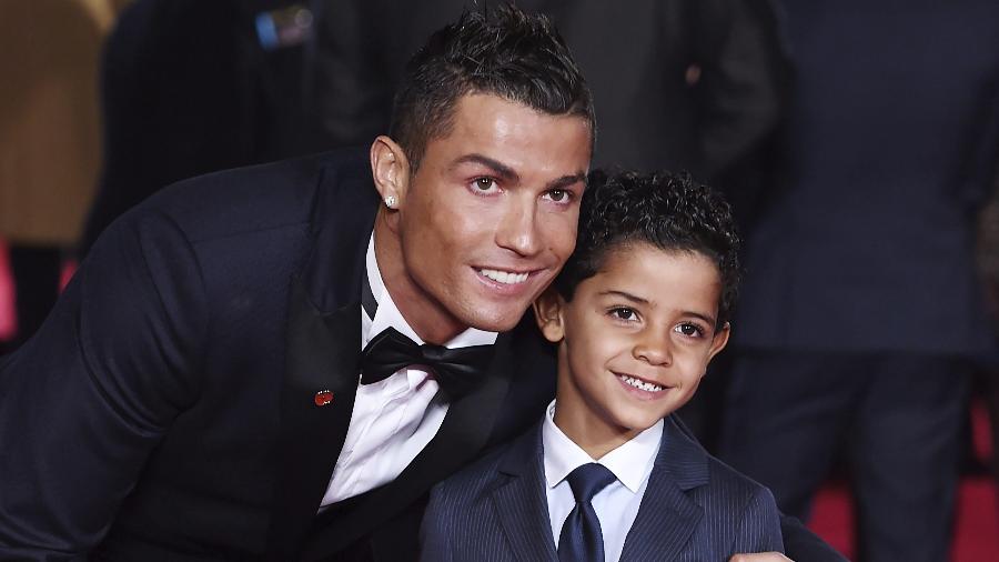 Logo na chegada, Cristiano Ronaldo tirou fotos com seu filho, Cristiano Ronaldo Jr. - FACUNDO ARRIZABALAGA / EFE