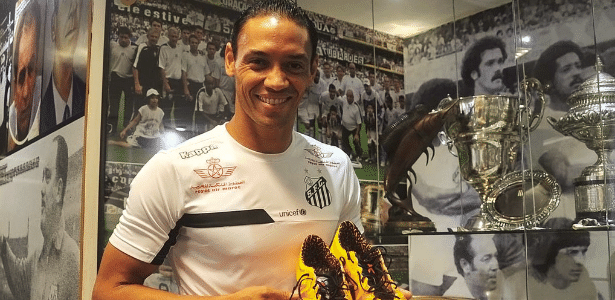 Ricardo Oliveira doou chuteiras usadas no clássico ao memorial do Santos - Santos FC/Divulgação