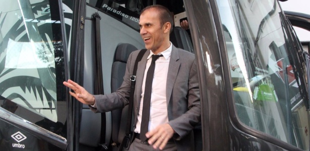 Milton Mendes desembarca sorridente do ônibus da delegação do Vasco - Paulo Fernandes / Facebook do Vasco - Paulo Fernandes / Facebook do Vasco