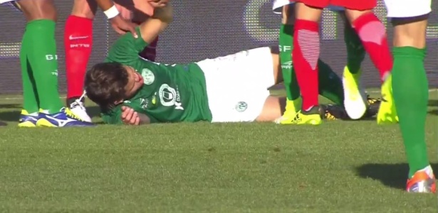 Bruno Nazário fica no chão após ser atingido no rosto por Klaus na partida Guarani x Inter - SporTV/Reprodução