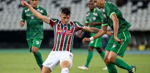 Ibañez, zagueiro do Fluminense, tenta parar o ataque do Salgueiro - LUCAS MERÇON / FLUMINENSE F.C.