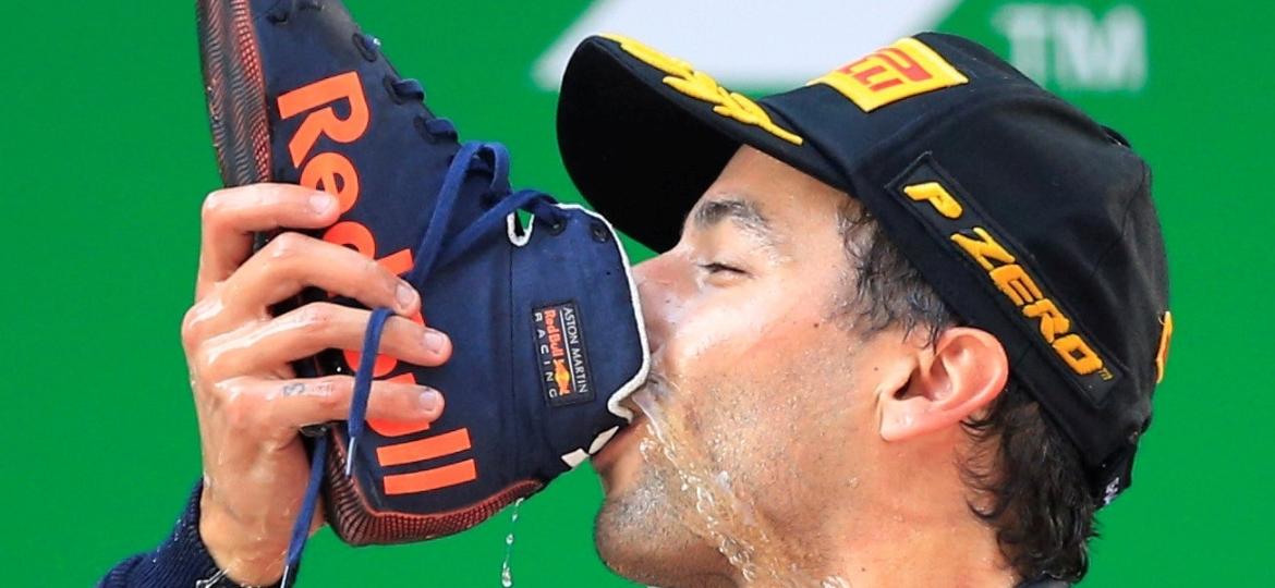 Ricciardo comemorou a vitória bebendo champagne na própria bota; australiano superou adversidades na China - Aly Song/Reuters