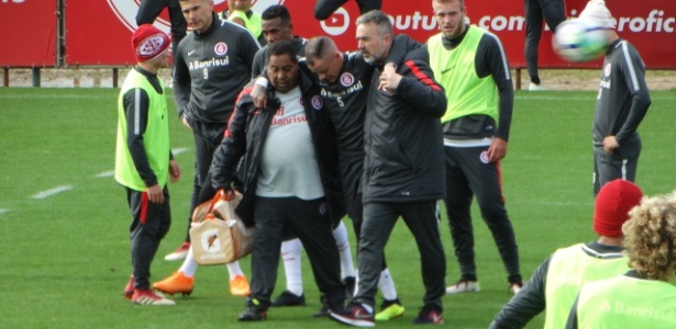 D"Alessandro trancou o pé no gramado ao dar um carrinho e gritou de dor - Marinho Saldanha/UOL Esporte