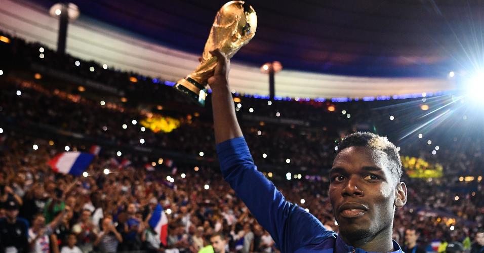 Pogba levanta a Copa do Mundo em comemoração do título da França