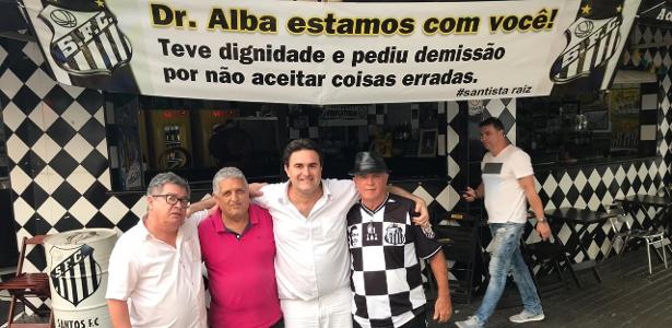 Carlos Alba (terceiro à esquerda) durante apoio em padaria de Santos - Reprodução