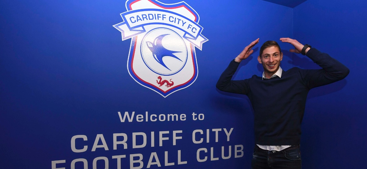 Emiliano Sala chegou a posar como novo reforço do Cardiff - Cardiff City FC/Getty Images