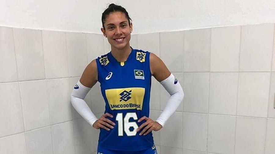 Bruna Honório posa com a camisa da seleção de vôlei - Reprodução/Instagram