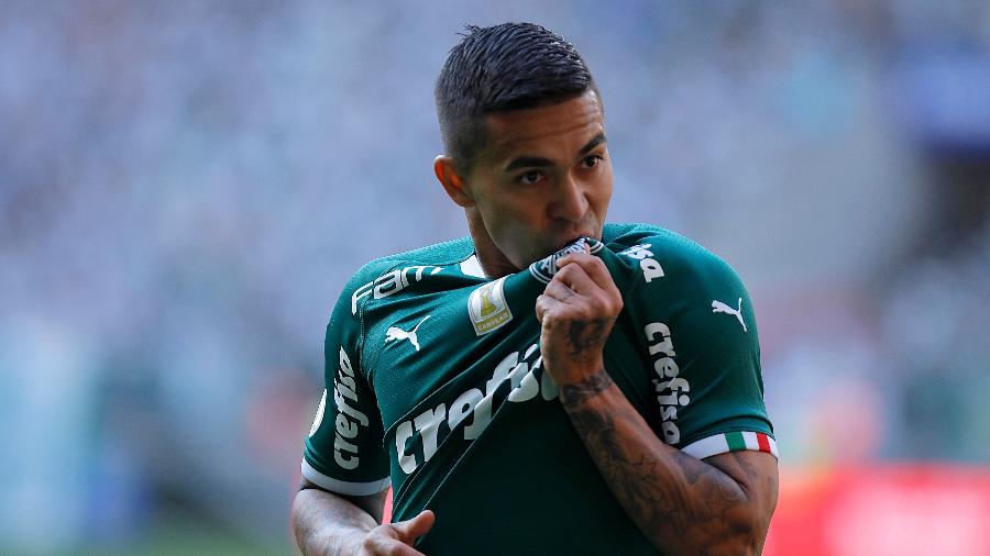 Dudu beija escudo do Palmeiras após marcar contra o Bahia pelo Campeonato Brasileiro - Daniel Vorley/AGIF