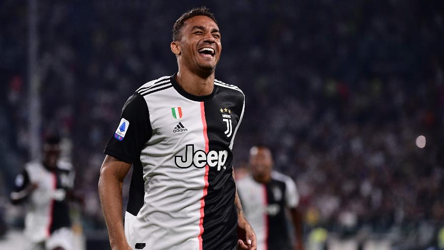 Danilo comemora seu gol em estreia na Juventus em jogo contra o Napoli - Marco Bertorello / AFP