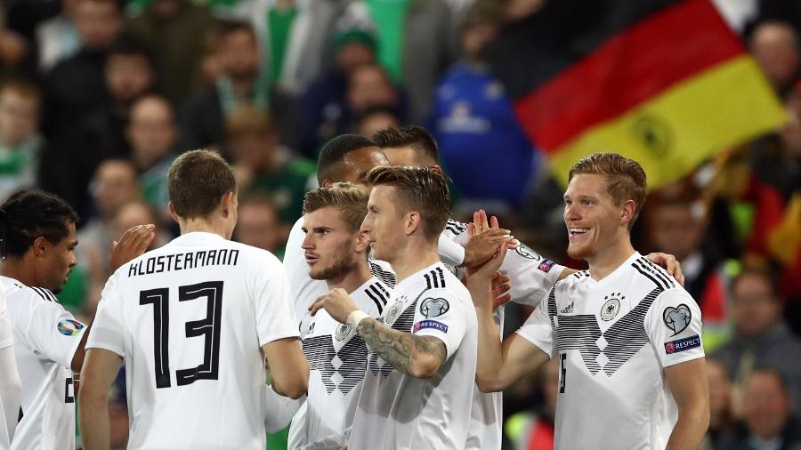 Jogadores da Alemanha comemoram após gol de Halstenberg contra a Irlanda do Norte - Christian Charisius/Getty Images