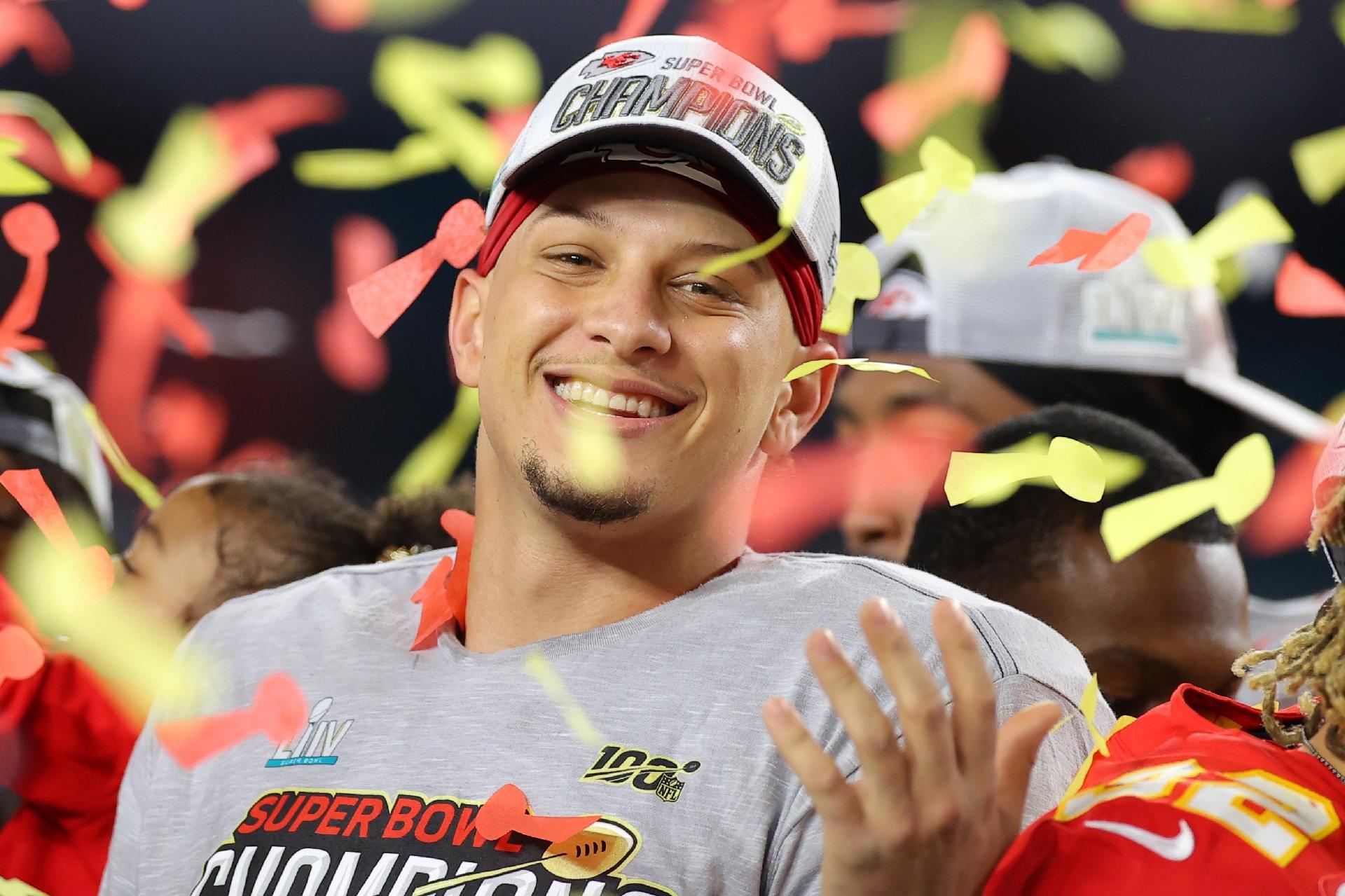 O homem de 3 bilhões de reais. Mahomes renova com Chiefs até 2031.