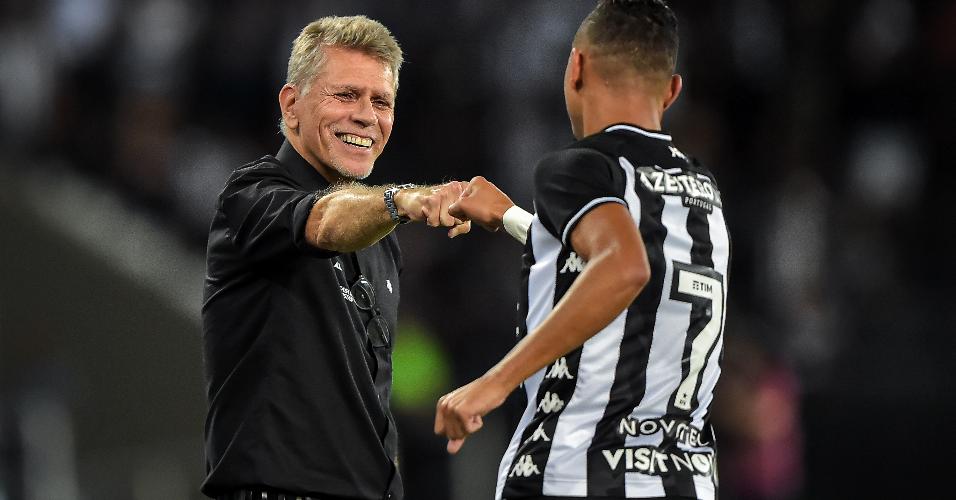 Luiz Fernando comemora o gol do Botafogo com Paulo Autuori