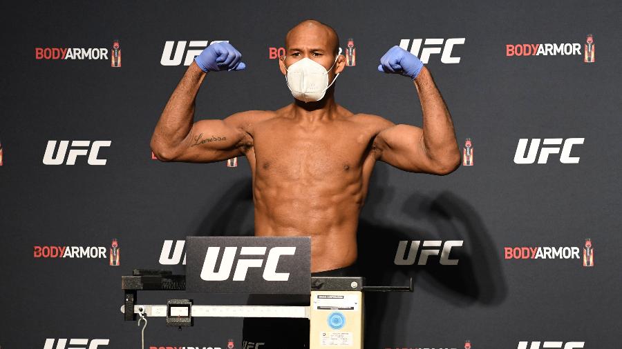 Brasileiro Ronaldo Jacaré na pesagem oficial do UFC 249, usando luvas e máscara - Mike Roach/Zuffa LLC