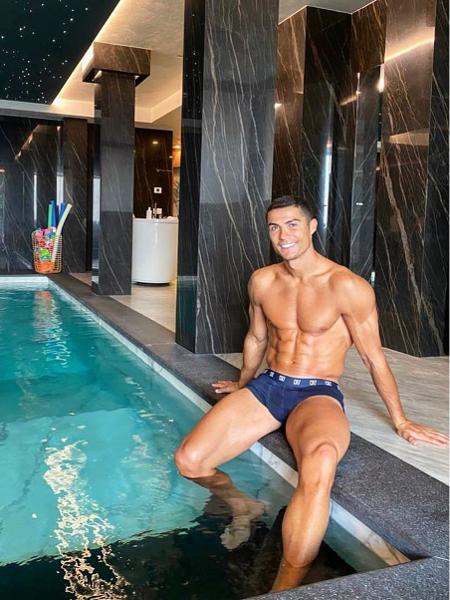 Cristiano Ronaldo postou foto de cueca em piscina - Reprodução/UOL