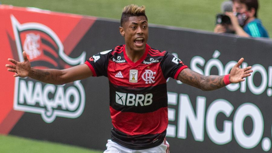 Bruno Henrique, do Flamengo, reclama em lance contra o Santos - MAGA JR/O FOTOGRÁFICO/ESTADÃO CONTEÚDO