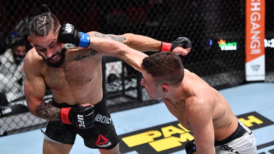 Rogério Bontorin é golpeado por Kai Kara-France durante duelo no UFC 259 - Jeff Bottari/Zuffa LLC