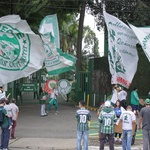 Torcedores do Palmeiras aguardam saída da delegação do time em frente ao CT - Matheus Tahan/Estadão Conteúdo