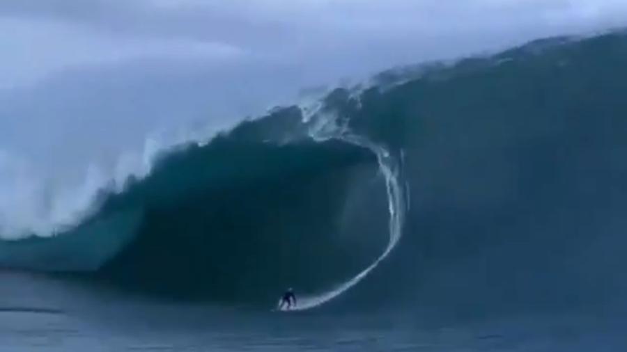 Surfista francês pega onda gigante no Taiti e impressiona Kelly Slater - Reprodução/Twitter