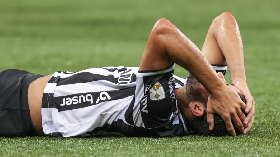 Diego Costa sentiu dores na coxa e precisou ser substituído na partida entre Atlético-MG e Palmeiras - Marcello Zambrana/AGIF