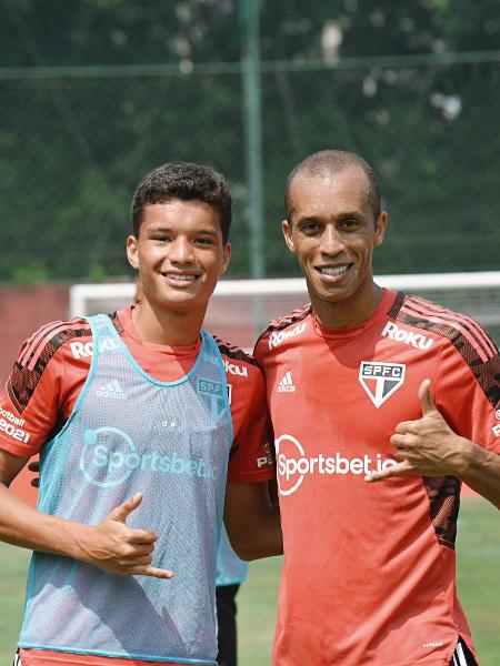 Miranda e seu filho, João Victor, no treino do São Paulo, no CT da Barra Funda
