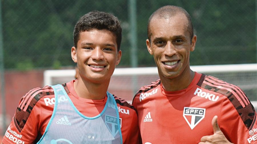 Miranda e seu filho, João Victor, no treino do São Paulo, no CT da Barra Funda - Erico Leonan/São Paulo FC