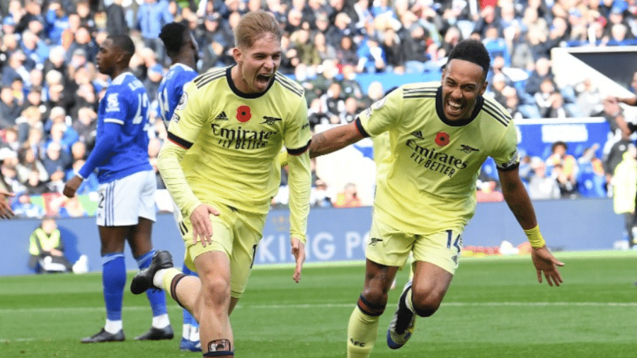 Smith Rowe e Aubameyang celebram gol do Arsenal sobre o Leicester pelo Campeonato Inglês - Reprodução/Twitter @Arsenal