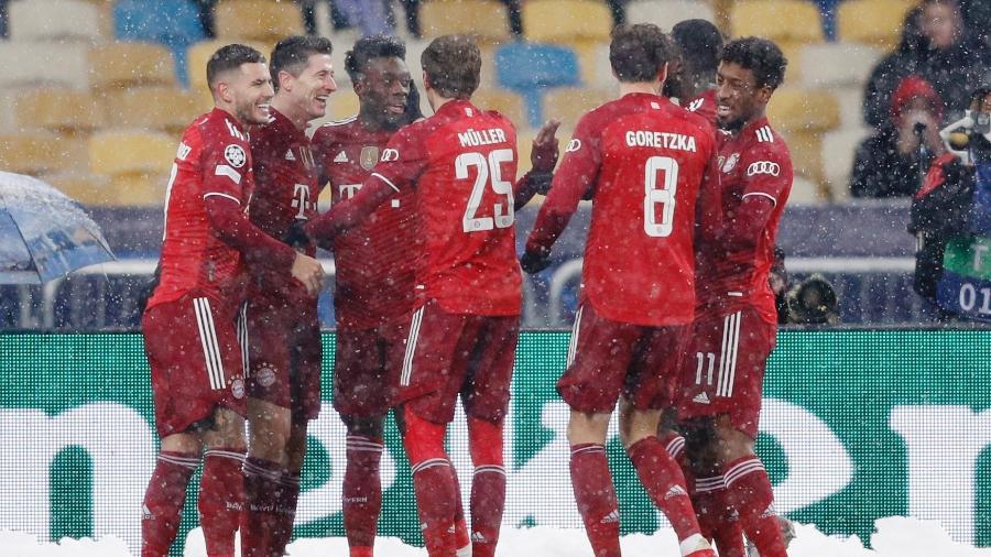 Jogadores do Bayern de Munique comemoram gol de Lewandowski, o primeiro da vitória em Kiev - REUTERS/Valentyn Ogirenko