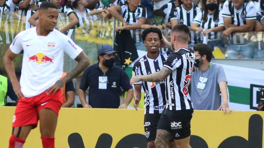 Keno comemora o gol que abriu o placar para o Atlético-MG diante do Bragantino - Fernando Moreno/AGIF