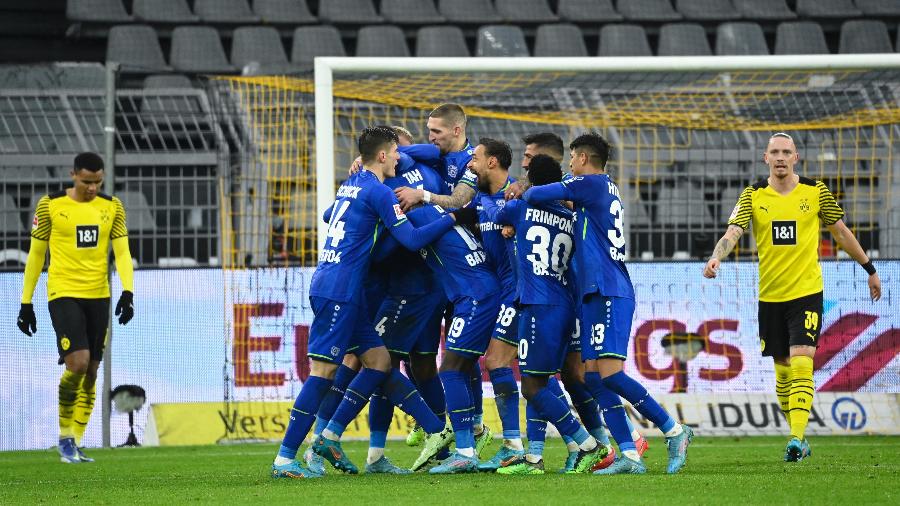 Jogadores do Leverkusen celebram gol sobre o Borussia Dortmund no Alemão - INA FASSBENDER/AFP