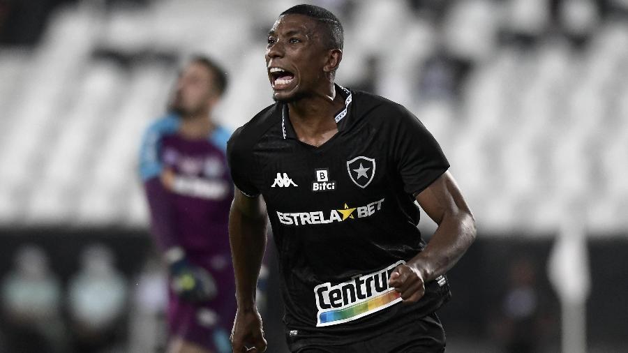 Kanu, zagueiro do Botafogo, celebra gol contra o Fluminense, em jogo pelo Carioca - DHAVID NORMANDO/FUTURA PRESS/FUTURA PRESS/ESTADÃO CONTEÚDO
