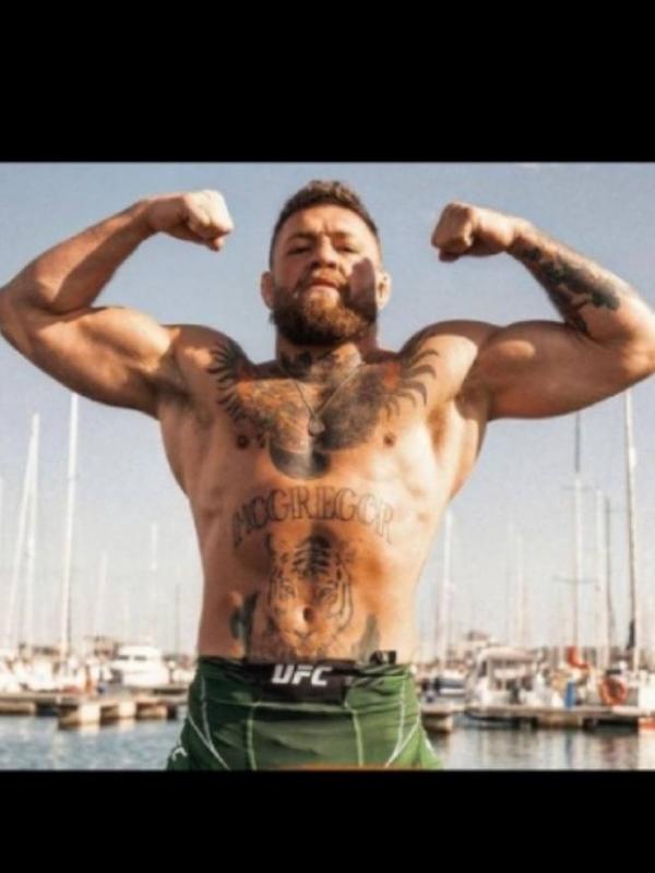 Conor McGregor faz pose na marina em que está seu iate na Irlanda