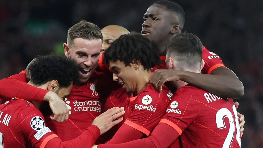 Jogadores do Liverpool se abraçam após gol marcado contra o Villarreal, em jogo válido pela ida da semifinal da Champions League - Carl Recine/Reuters