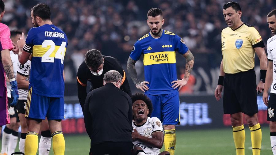 Willian lesionou o ombro na partida entre Corinthians e Boca Juniors - Ettore Chiereguini/AGIF