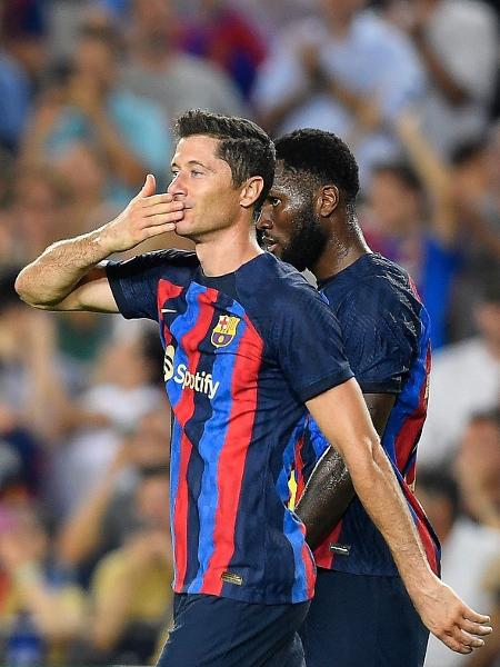 Robert Lewandowski comemora com Kessie após marcar o segundo gol pelo Barcelona contra o Viktoria Plzer, pela Liga dos Campeões, em Camp Nou. 07/09/2022 - PAU BARRENA/AFP