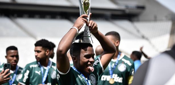 Endrick, do Palmeiras, comemora o título do Campeonato Brasileiro Sub-20 