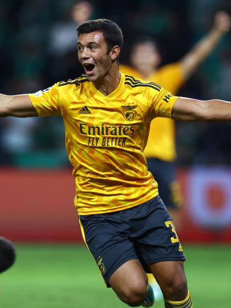 Henrique Araújo celebra o quinto gol do Benfica contra o Maccabi Haifa, pela Liga dos Campeões. - RONEN ZVULUN/REUTERS