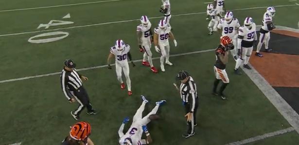 Jogador de futebol americano que teve parada cardíaca em campo