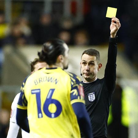 Ciaron Brown, do Oxford, recebe cartão amarelo contra o Arsenal - Action Images via Reuters/John Sibley
