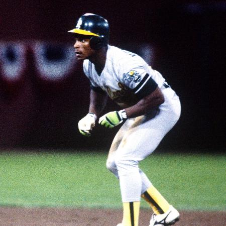 Rickey Henderson, ex-jogador de beisebol, atuando pelo Oakland Athletics