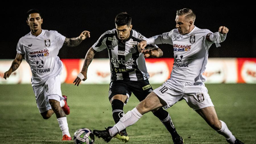 Rodrigo Fernández, do Santos, em ação na partida contra o Ceilândia, pela primeira fase da Copa do Brasil - Divulgação/Santos FC