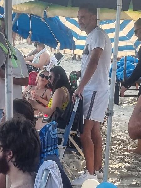 Técnico do Fla, Vítor Pereira costuma curtir seus momentos de folga na praia da Barra da Tijuca, no Rio - Reprodução / Instagram