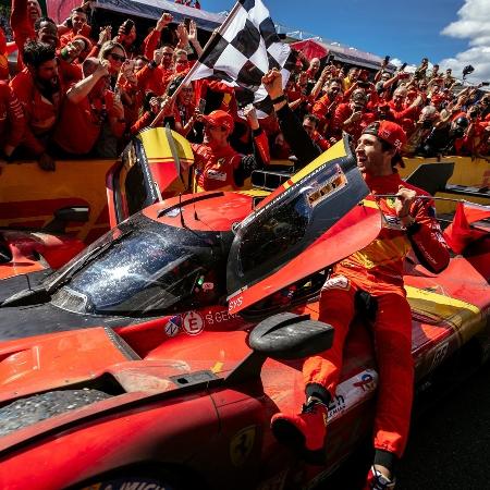 Antonio Giovinazzi, em primeiro plano, na comemoração da vitória em Le Mans - Ferrari