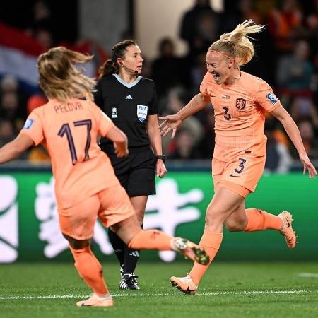 Jogadoras da Holanda comemoram gol marcado contra Portugal