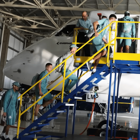 Jogadores do Palmeiras embarcam em avião comprado por Leila Pereira