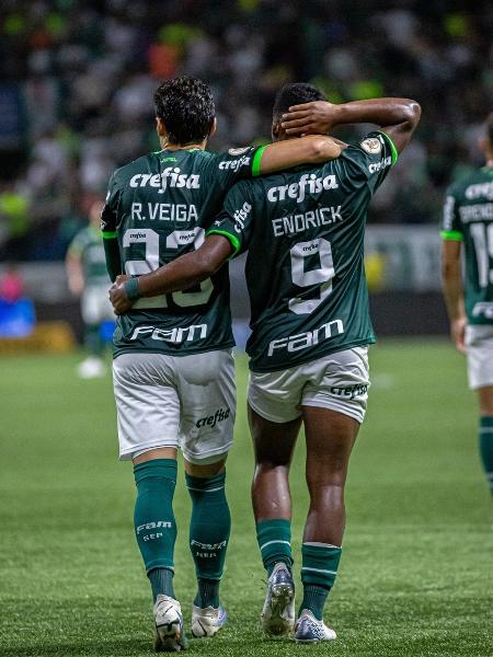 Endrick e Raphael Veiga comemoram gol do Palmeiras em vitória sobre o Bahia