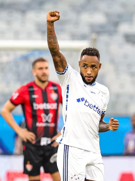 Rafa Silva comemorando seu gol pelo Cruzeiro diante do Vitória