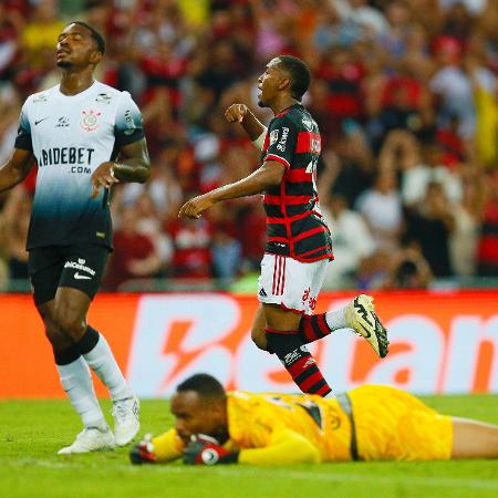 Lorran, do Flamengo, comemora após marcar contra o Corinthians, pelo Brasileirão