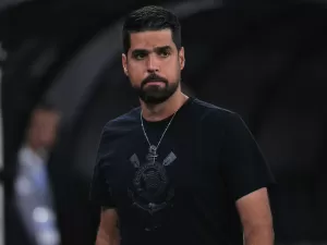 António Oliveira quer até seis reforços para o Corinthians no meio do ano